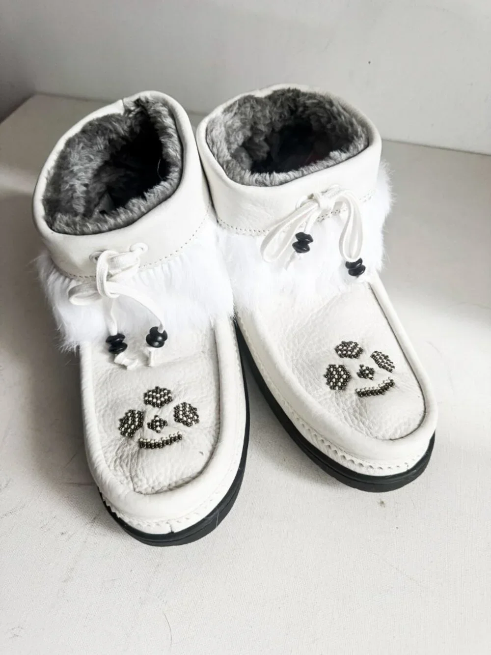 Manitobah Mukluks White Leather Beaded Embroidered Winter Booties 11 - Picture 3 of 8